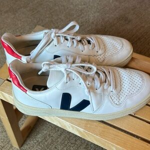 Veja Tennis shoes size 8